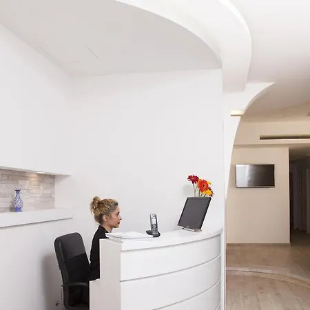 Maison Maneli 4* ローマ